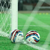 Twee voetballen op de doellijn
