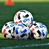Een aantal voetballen liggend bij elkaar