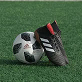Een paar kicksen leunend op een voetbal